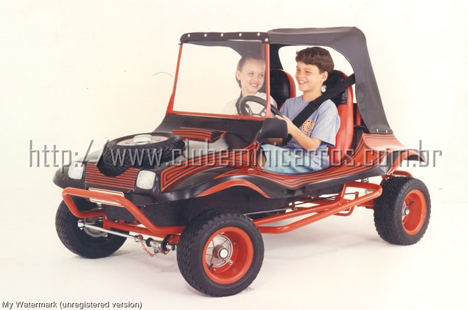 Mini Buggy Fapinha Monte Carlo preto com vermelho, menino dirigindo e menina na carona